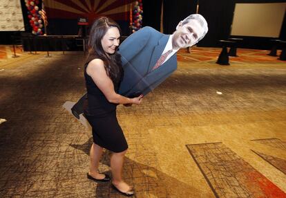 Una mujer lleva la silueta del expresidente George W. Bush, en Phoenix, el 4 de noviembre