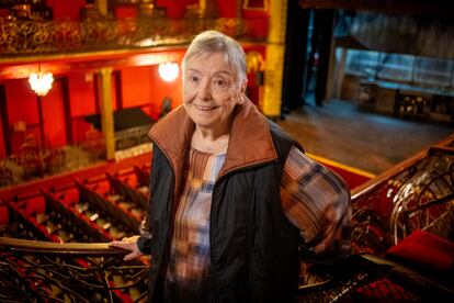 María Galiana, ante el escenario del teatro Infanta Isabel de Madrid, donde representa 'La reina de la belleza de Lehanne'