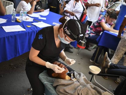 Un voluntario de 'coalición por la ayuda y la libertad' atiende a un joven en Caracas 