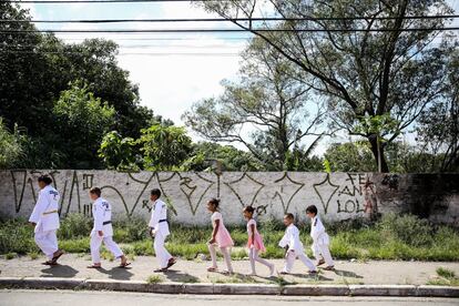 Un grupo de niños camina hacia sus clases de judo y ballet en Sao Paulo (Brasil). 