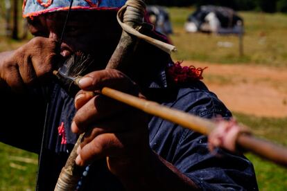 Un hombre posa con su arco y su flecha en una aldea guaraní. Suelen darse dos ideas preconcebidas sobre los indígenas, como ya denunció Survival, y que influyen de la misma forma negativa en su lucha: pensar que son todos son unos salvajes o, por el contrario, “héroes ecologistas, que viven unas vidas utópicas de perfección social”. Ellos reivindican que son simplemente seres humanos. 