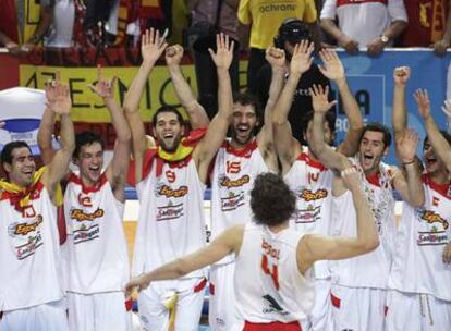 Los jugadores de la selección española, con Pau Gasol frente a ellos, celebran el título.