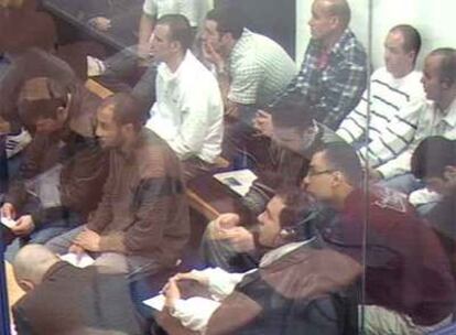 Procesados por los atentados del 11-M, ayer en la cámara blindada, durante la sesión del juicio.