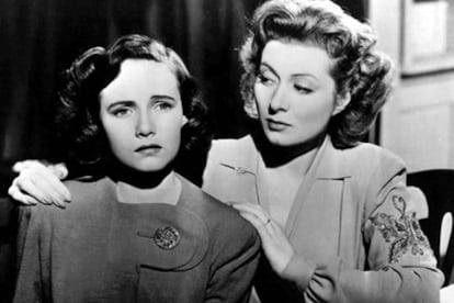 Teresa Wright (izquierda), junto a Greer Garson, en una escena de <i>La señora Miniver.</i>