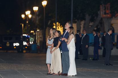 El rey Felipe, la reina Letizia y sus hijas, la princesa Leonor y la Infanta Sofía, observan la proyección de un videomapping en la fachada de la Puerta del Príncipe del Palacio Real.