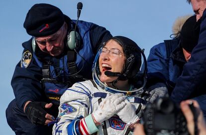 La astronauta estadounidense Christina Koch sonríe tras el aterrizaje de la nave Soyuz MS-13 en la ciudad kazaja de Zhezkazgán, tras batir el récord de permanencia interrumpida de una mujer en órbita: 328 días en el espacio.