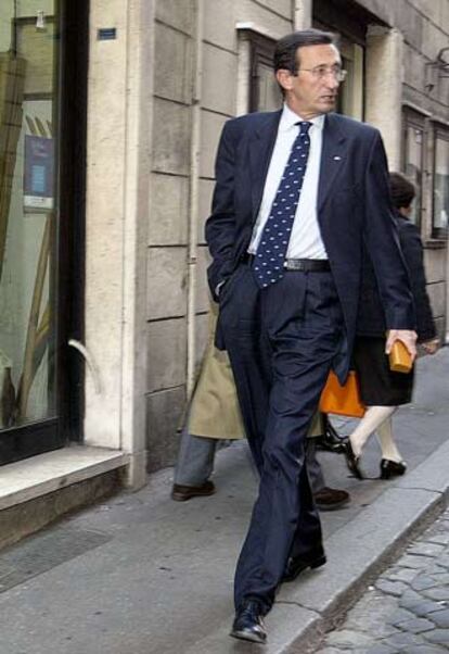 El ministro de Exteriores, Gianfranco Fini, camina por una calle de Roma.