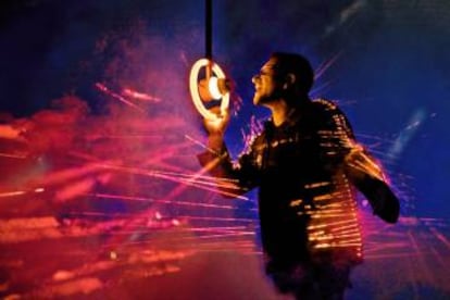 Durante la gira de U2 '360 tour', Bono llevó esta chaqueta de rayos laser diseñada por Waldemeyer.
