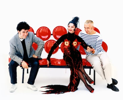 Pedro Almodóvar, Victoria Abril y Jean Paul Gaultier durante el rodaje de 'Kika' (1994).