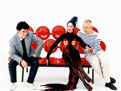 Pedro Almodóvar, Victoria Abril y Jean Paul Gaultier durante el rodaje de 'Kika' (1994).