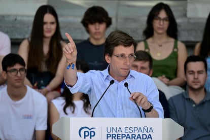 José Luis Martínez Almeida, durante el acto en el parque de El Retiro, este domingo. 