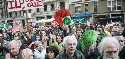 Protesta de la PAH ante la sede del PP en Barcelona.