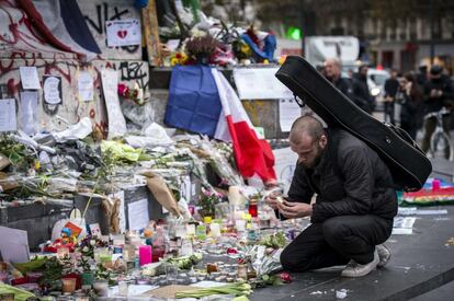 En los últimos registros han sido incautadas 31 armas, 4 de ellas "de guerra", informó el ministro del Interior, Bernard Cazeneuve. En la imagen, un hombre enciende una vela en la plaza de la República en Paris.