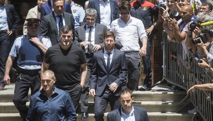 Messi surt de l'Audiència de Barcelona.
