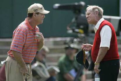 Dos jugadores míticos, Tom Watson, a la izquierda, y Jack Nicklaus, ayer en el campo de Saint Andrews.