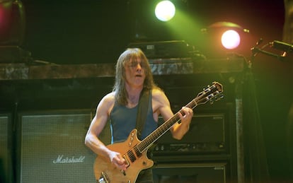 El guitarrista Malcolm Young toca en directo en Gretsch 6131 de Sídney en 2001.