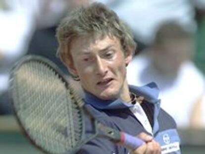 Ferrero se enfrentará a Kuerten en semifinales tras arrasar a Hewitt en tres 'sets'