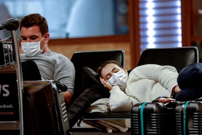 Passageiros usam máscaras como precaução para o coronavírus no Aeroporto Internacional de Guarulhos.