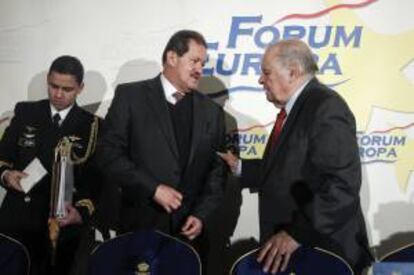 El vicepresidente de Colombia, Angelino Garzón (c), conversa con el secretario general iberoamericano, Enrique Iglesias (d), momentos antes de intervenir hoy en un desayuno informativo del Forum Europa.