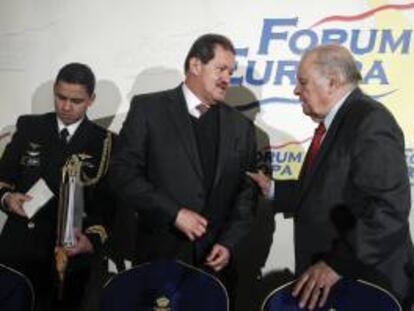 El vicepresidente de Colombia, Angelino Garzón (c), conversa con el secretario general iberoamericano, Enrique Iglesias (d), momentos antes de intervenir hoy en un desayuno informativo del Forum Europa.