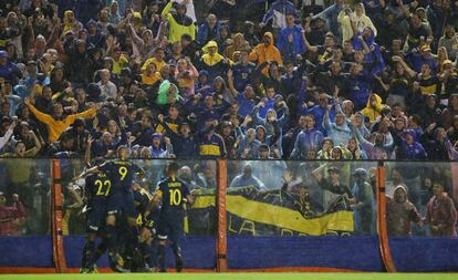 Jugadores de Boca Juniors celebran en La Bombonera un gol ante Wilstermann, de Bolivia, por la Copa Libertadores, el pasado 10 de abril.