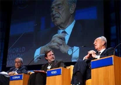 El ministro palestino Salam Fayyad (izquierda) y Juan Luis Cebrián escuchan al israelí Simón Peres.