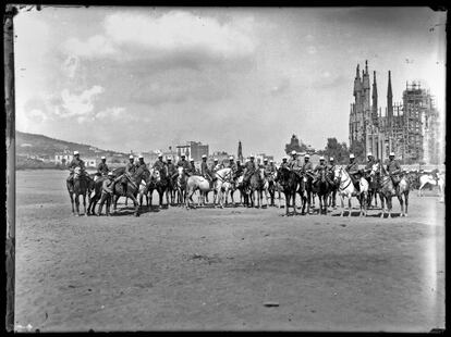 Retrato de militares delante de la Sagrada Familia en 1896.