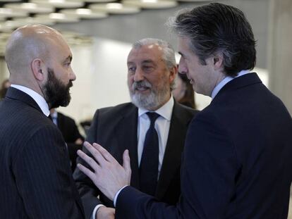 El presidente de Aena, Jaime García Legaz, con el ministro de Fomento, Íñigo de la Serna, y el secretario de Estado de Infraestructuras, Julio Gómez Pomar.