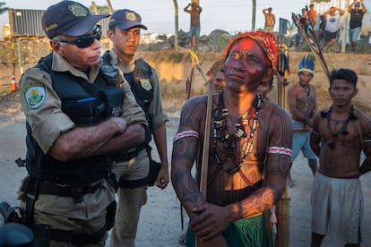Un indígena Munduruku y un miembro de la policía federal discuten durante una ocupación de una prensa en Belo Monte, cerca de Altamira, en Brasil. Esta será la primera de una serie de presas que se planean construir a lo largo del Amazonas, el trabajo del fotógrafo documenta las protestas y las formas de vida del pueblo Munduruku que desde el afluente del río Tapajo se han movilizado contra la construcción.
