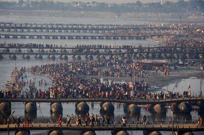 Devotos hind&uacute;es se re&uacute;nen a orillas del r&iacute;o Ganges. El Kumbh Mela  es el festival donde los fieles hindus se re&uacute;nen durante 55 d&iacute;as para tomar un ba&ntilde;o ritual en las aguas sagradas.