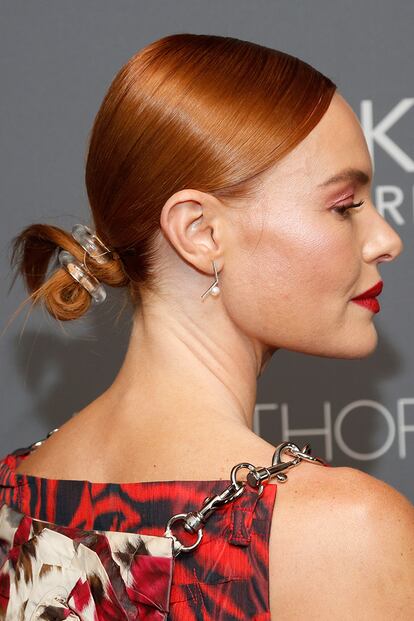 El recogido bajo cambia por completo sumándole un accesorio como hace Kate Bosworth. Copiarla es tan sencillo como hacerse con un pasador especial, alisar bien la melena y enrollarla manteniendo el acabado pulido.