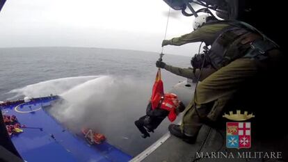 Otro momento del rescate de los pasajeros y la tripulaci&oacute;n a bordo del &#039;Norman Atlantic&#039;.
 