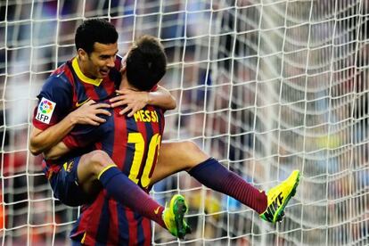 Pedro celebra un gol amb Messi la temporada passada al Camp Nou.