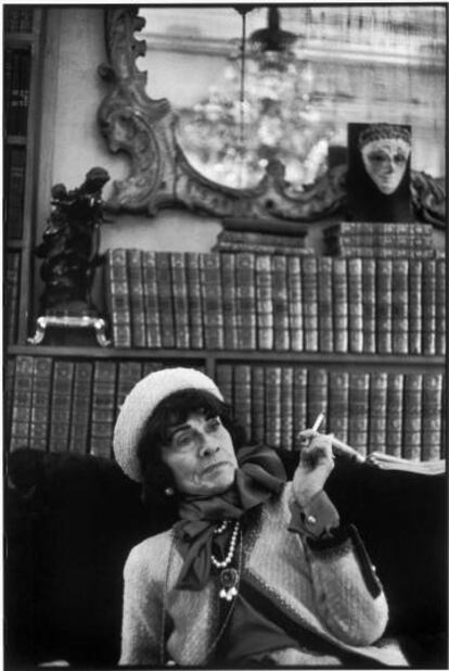 La diseñadora Coco Chanel, en 1964 frente a su biblioteca. foto: