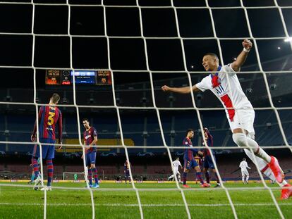 Mbappe celebra su segundo gol ante el Barcelona este martes en el Camp Nou.