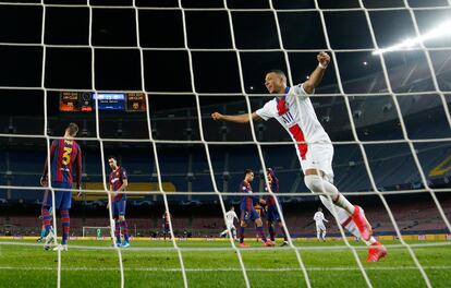 Mbappe celebra su segundo gol ante el Barcelona este martes en el Camp Nou.