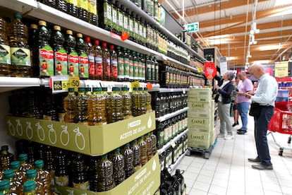 Venta de aceite de oliva en un supermercado en Leioa (Bizkaia), el 21 de junio.