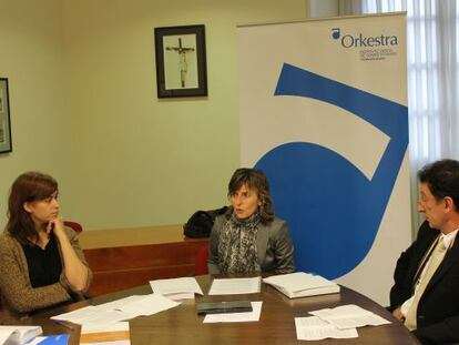 Tres de los autores del libro. De izquierda a derecha, Edurne Magro, Mari Jose Aranguren y Mikel Navarro.