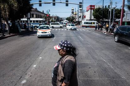 Una mujer cruza una calle en Tijuana