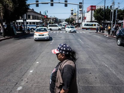 Una mujer cruza una calle en Tijuana