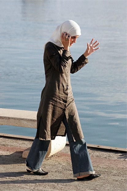 Salima Abdeslam atiende una llamada paseando por el puerto de Melilla.