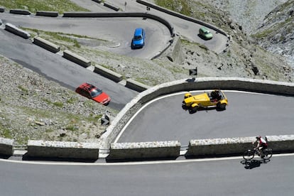 El de Stelvio, situado a 2.760 metros de altura, es el paso de montaña pavimentado más elevado de los Alpes orientales. La carretera que lo atraviesa, Strada Statale 38, figura entre las más altas de Europa y entre las más bonitas del mundo. Y además es dura, como comprueban los ciclistas que compiten en el Giro de Italia. Sus 24 kilómetros de longitud discurren estrechos y zigzagueantes, con 48 curvas cerradas y un desnivel medio del 7,6%. Un paisaje espectacular, vistas impresionantes y, debido a su fama, mucha afluencia de público, sobre todo en verano. Los expertos aconsejan madrugar para disfrutarla sin agobios de tráfico.