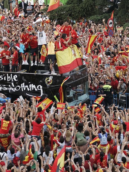 El autobús de los jugadores de la selección de España, entre un mar de aficionados durante el recorrido desde el aeropuerto de Barajas a la plaza de Colón, en Madrid.
