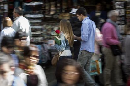 Un munt de gent omple els carrers de Barcelona.