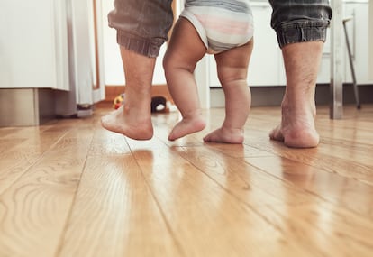 Para los expertos, hasta que los niños no andan bien y no salen a caminar a la calle no deberían llevar zapatos. 