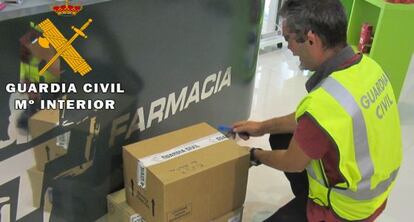 Un agente de la Guaria Civil registra varias cajas en el transcurso de la Operación Convector.
