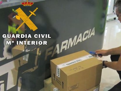 Un agente de la Guaria Civil registra varias cajas en el transcurso de la Operaci&oacute;n Convector.