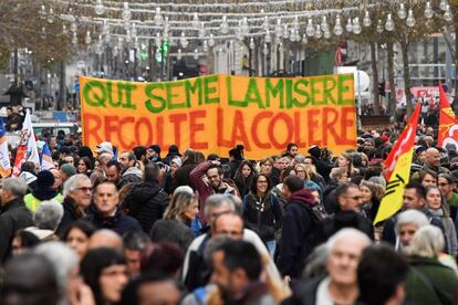 Los paros, que afectan a otros sectores como la educación o la aviación, han perturbado la vida cotidiana en París y las principales ciudades. Por ahora, sin embargo, no han logrado paralizar el país. En la imagen, manifestantes participan en una marcha para protestar contra la reforma de las pensiones del Gobierno este jueves francés en Marsella.