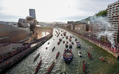 La gabarra del Athletic transporta al equipo por el Nervin el pasado 11 de abril tras ganar la Copa del Rey.