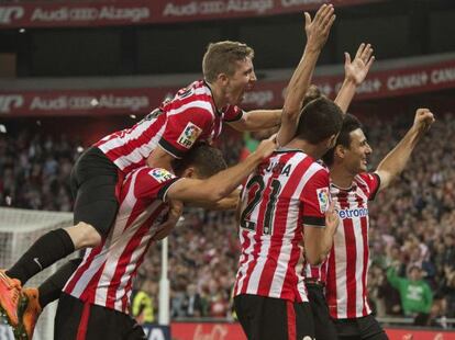 Los jugadores del Athletic Club celebran el tercer gol 